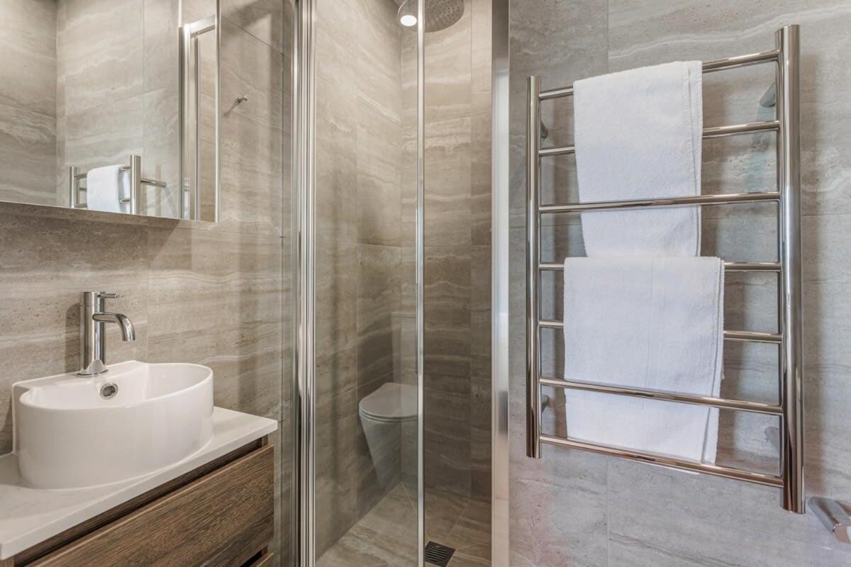Fresh & Sleek Grey Lynn Unit With Private Patio Apartman Auckland Kültér fotó